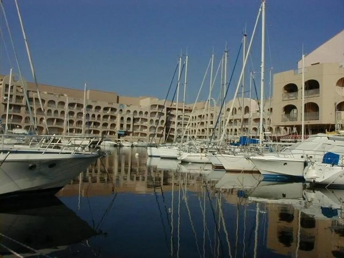 Apartment Studio Renove Avec Loggia, Wifi Et Parking Prive A Hyeres Port - Fr-1-335-131
