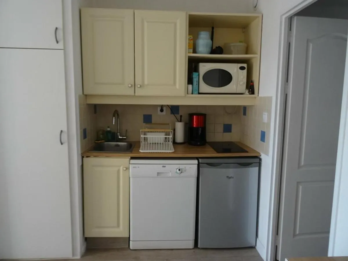Studio Renove Avec Loggia, Wifi Et Parking Prive A Hyeres Port - Fr-1-335-131 0*,