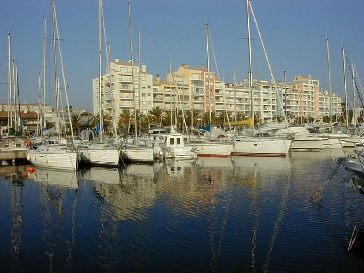 Studio Renove Avec Loggia, Wifi Et Parking Prive A Hyeres Port - Fr-1-335-131 Apartment