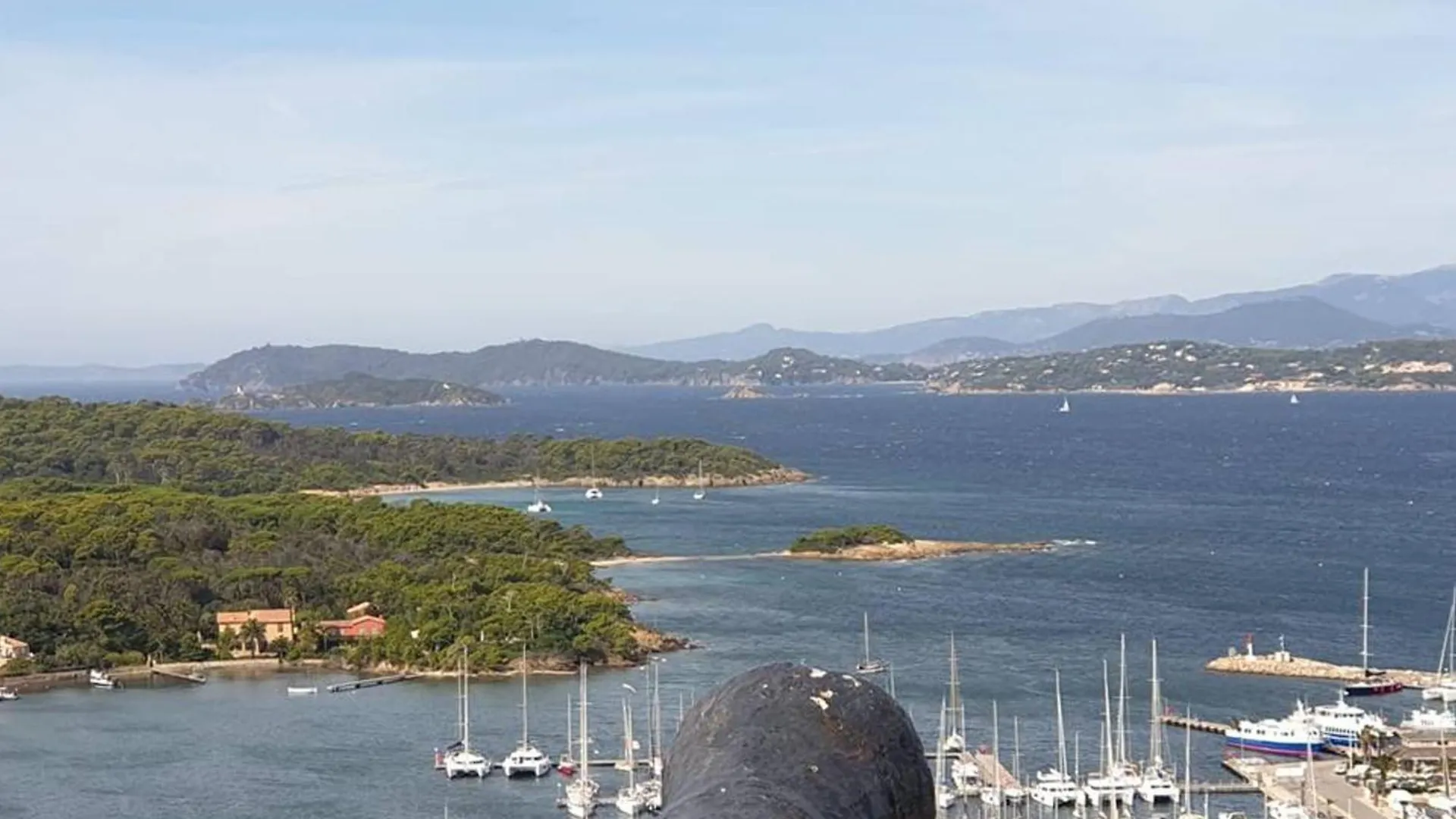 Studio Renove Avec Loggia, Wifi Et Parking Prive A Hyeres Port - Fr-1-335-131 0*,  France