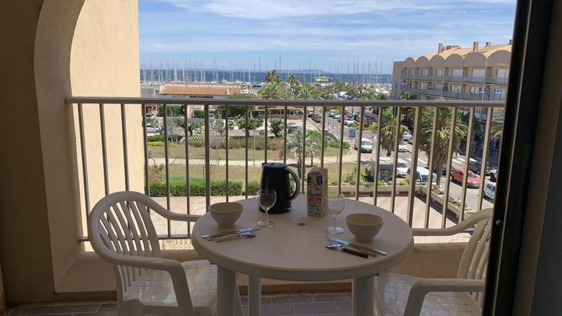 Studio Renove Avec Loggia, Wifi Et Parking Prive A Hyeres Port - Fr-1-335-131 location